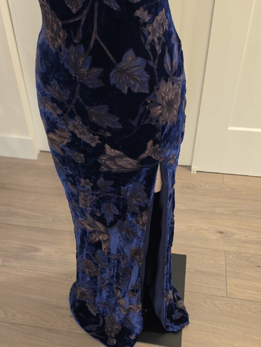 Lulu’s Navy Floral Velvet high neck Halter maxi Dress w/slit and open back SizeM - Picture 6 of 11